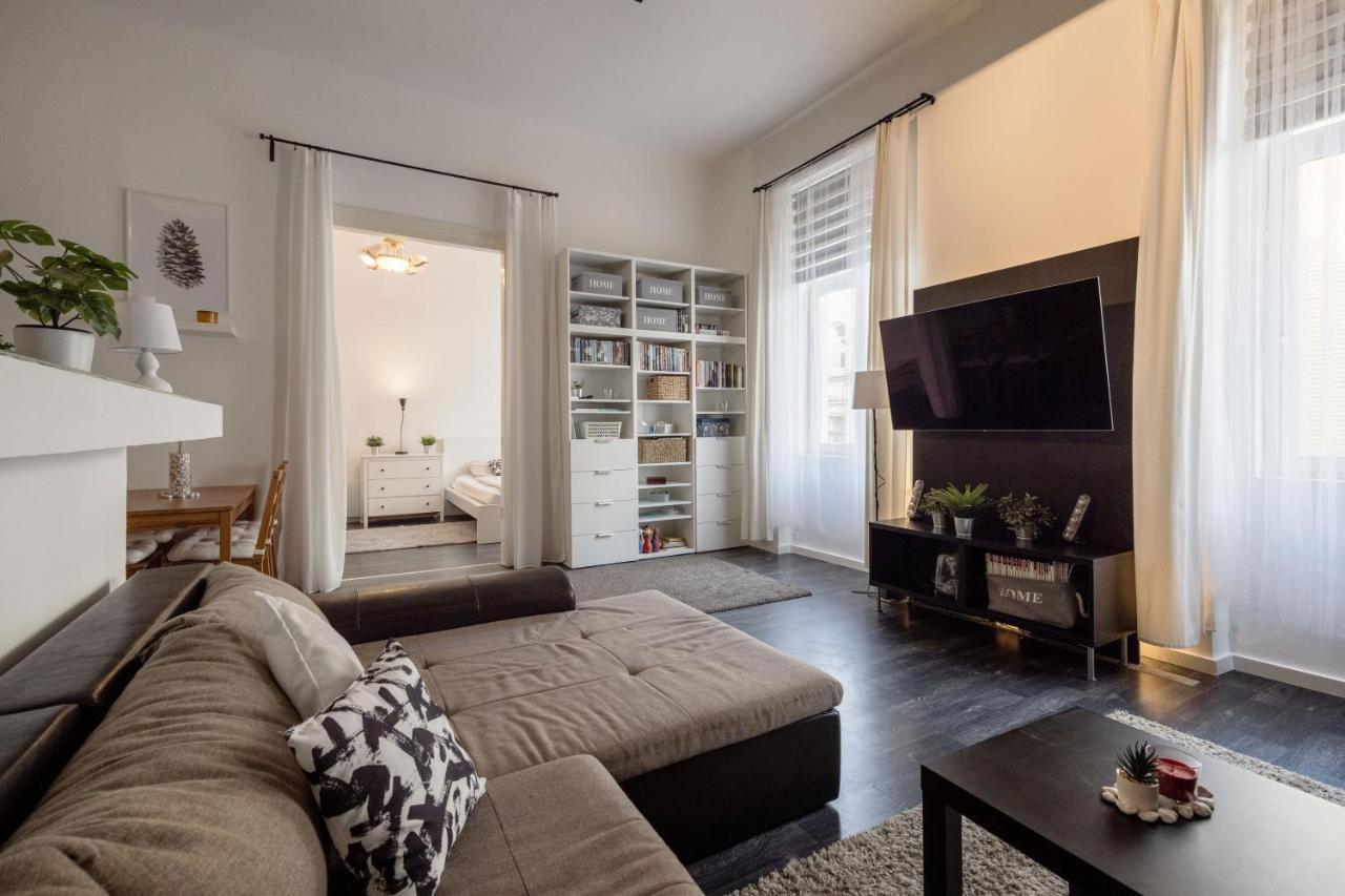 Spacious Apartment Almassy Budapest Eksteriør billede
